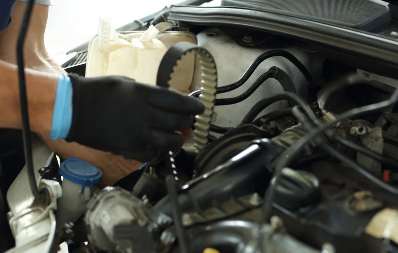 Toothed belts connect the camshaft and crankshaft